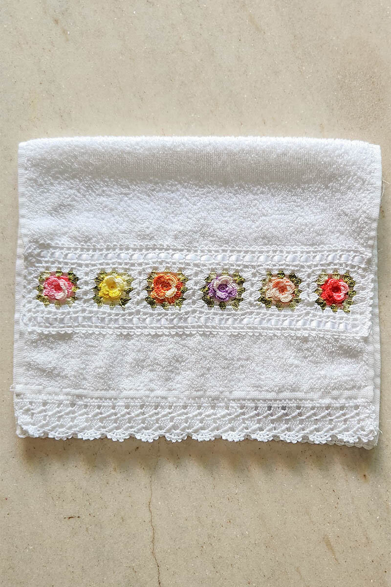 Toalha de Mão Rosas de Crochê